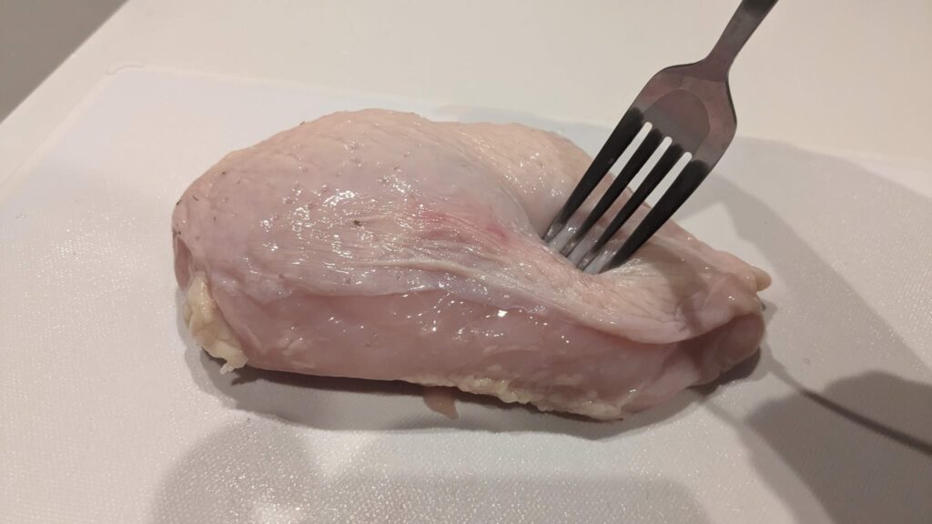 鶏肉にフォークで穴をあける